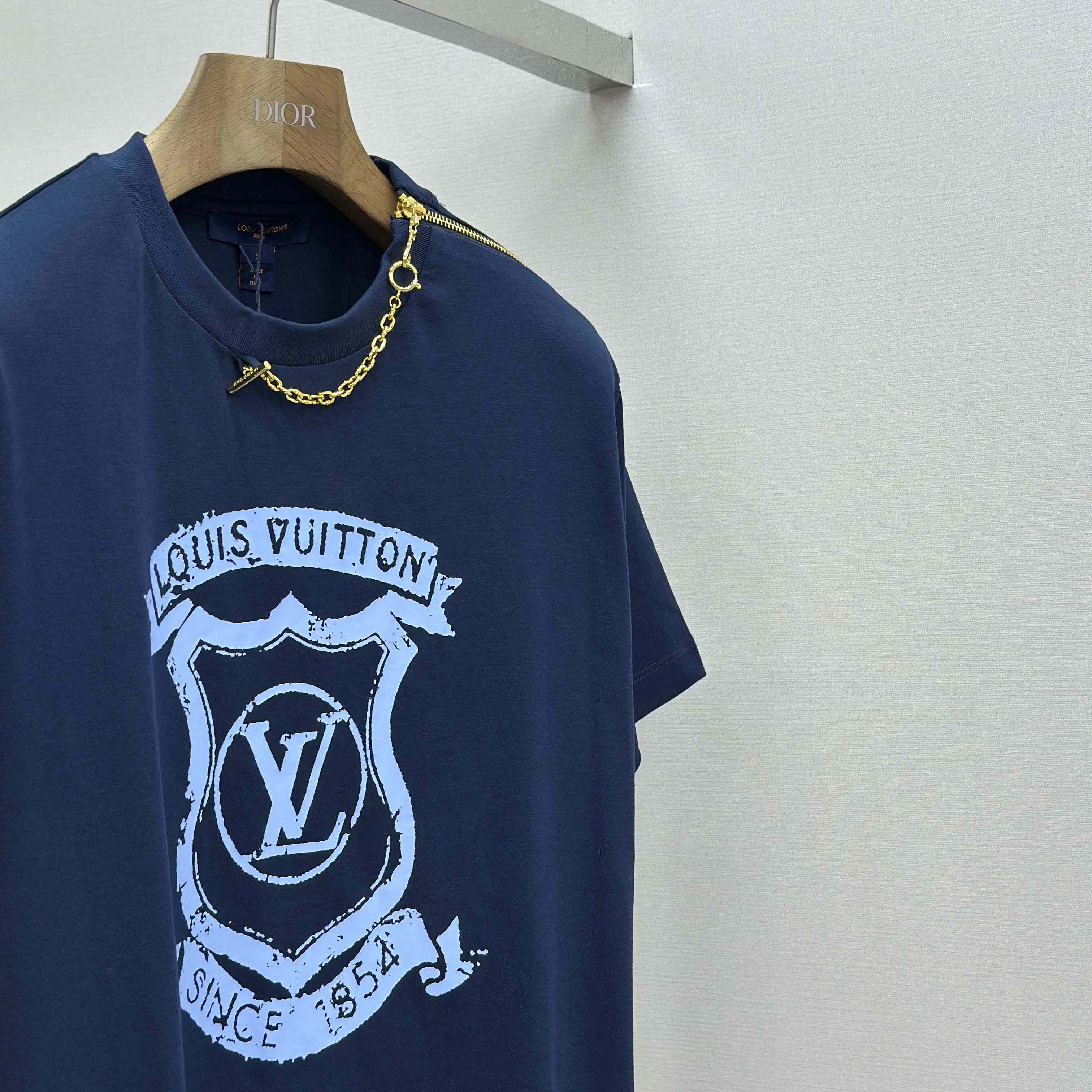Louis Vuitton Signature Zipper Detail T-Shirt   1AI469 - EUR FASHION