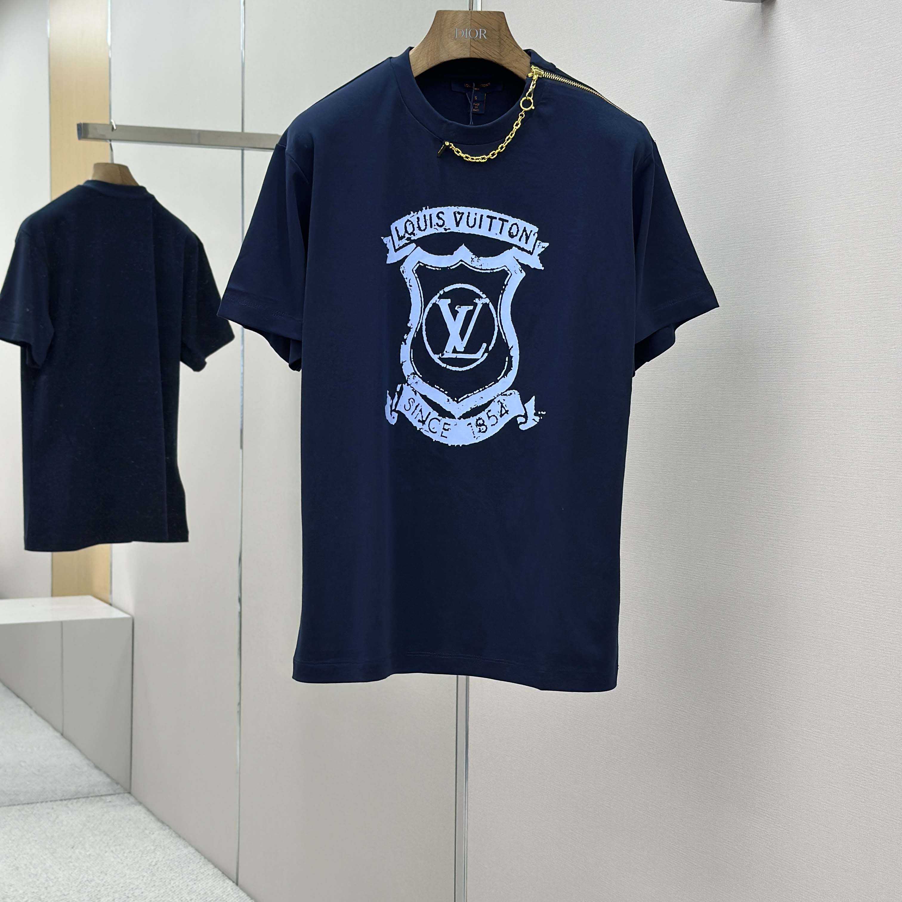 Louis Vuitton Signature Zipper Detail T-Shirt   1AI469 - EUR FASHION
