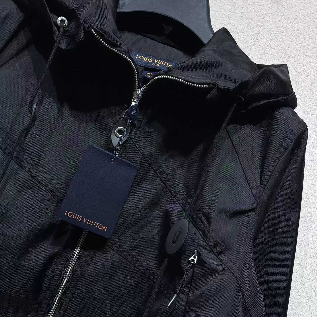 Louis Vuitton Cropped Monogram Windbreaker   1AHX65 - EUR FASHION