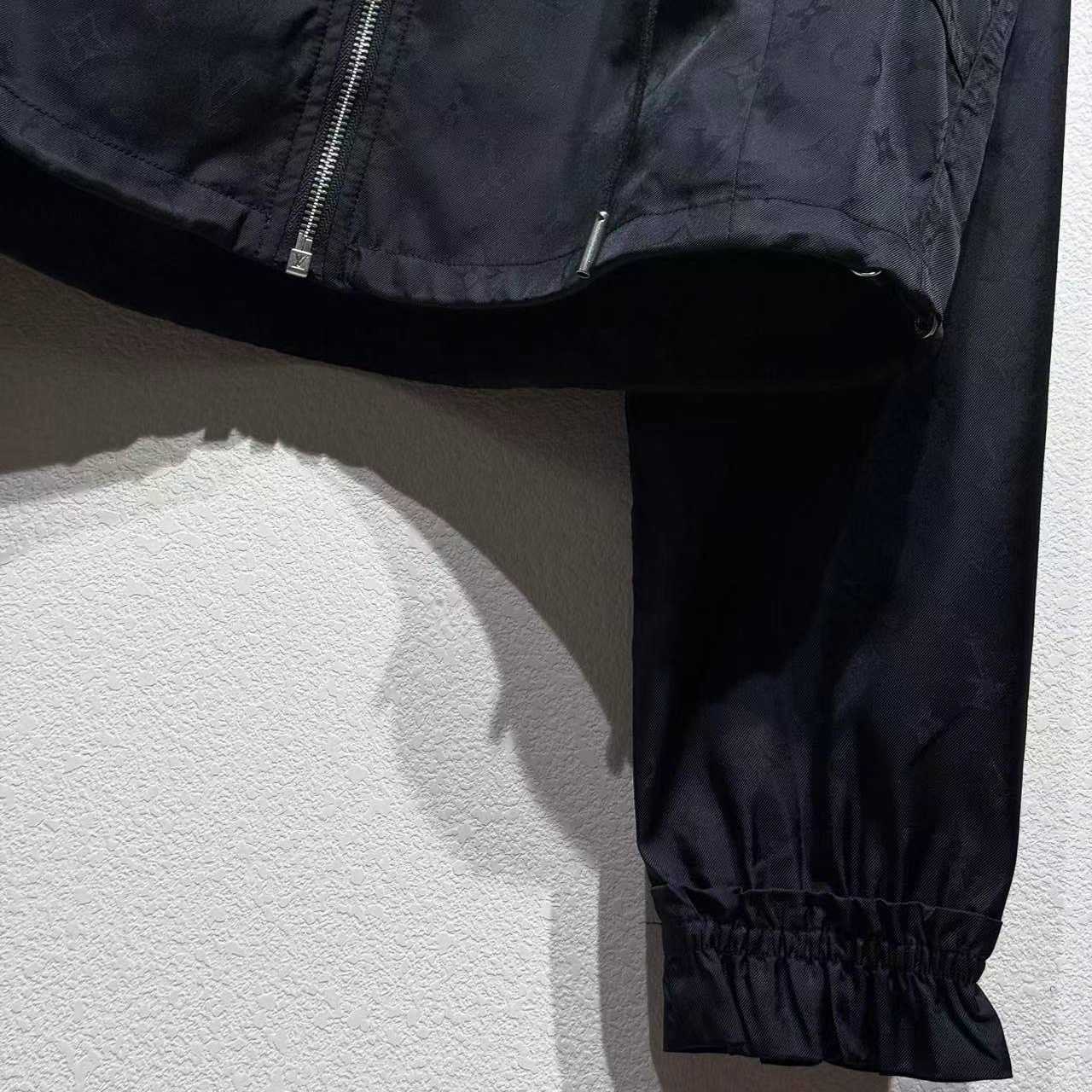 Louis Vuitton Cropped Monogram Windbreaker   1AHX65 - EUR FASHION