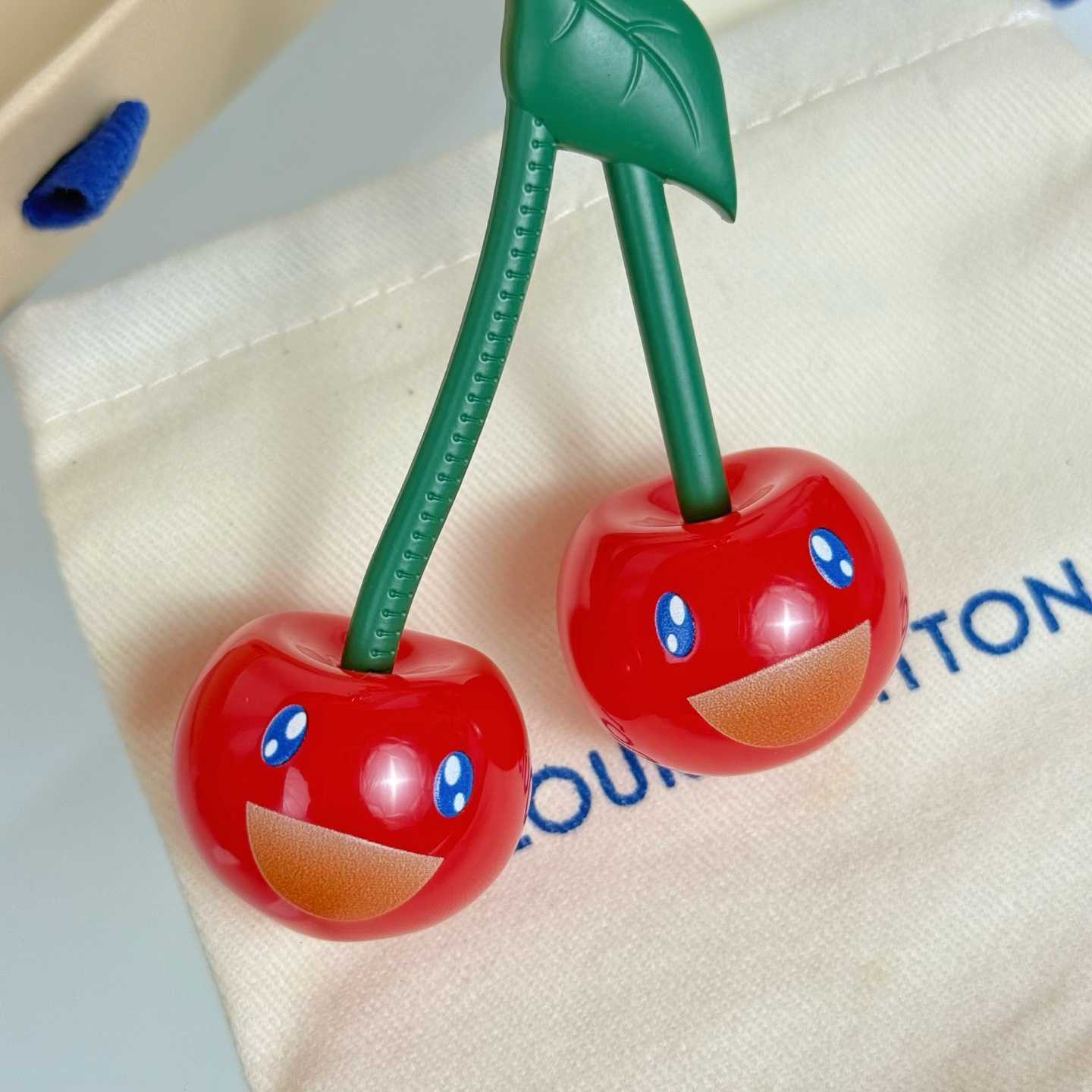 Louis Vuitton LV x TM Cerise Bag Charm   M02476 - EUR FASHION
