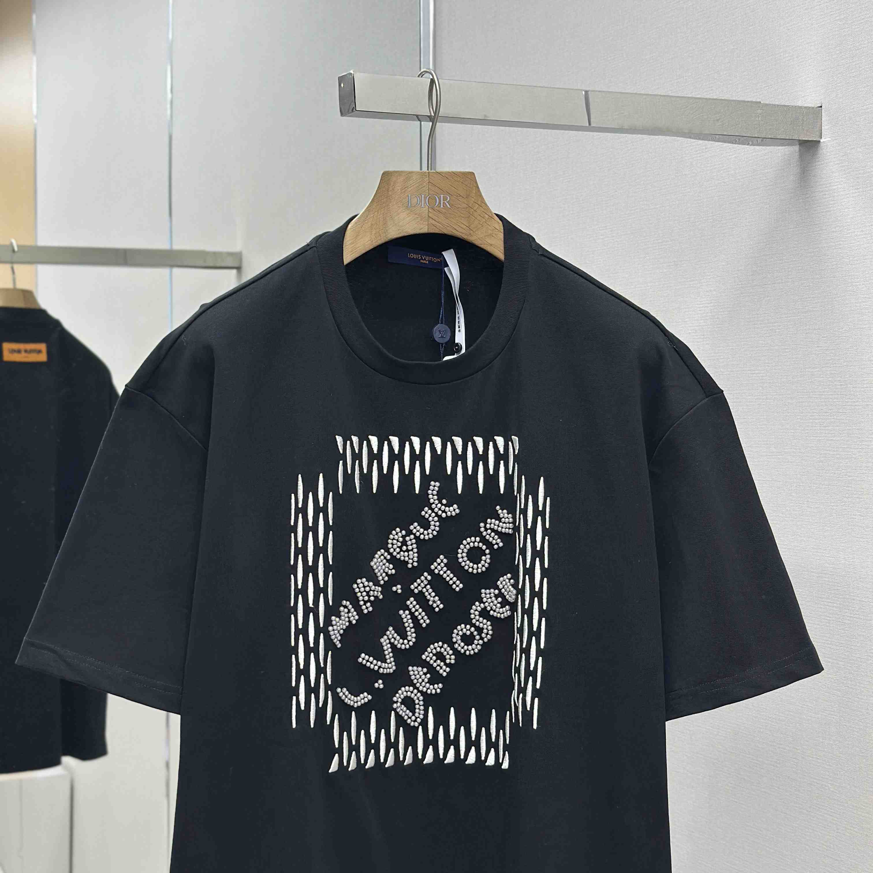 Louis Vuitton Embroidered Signature Cotton T-Shirt   1AFJFK - EUR FASHION