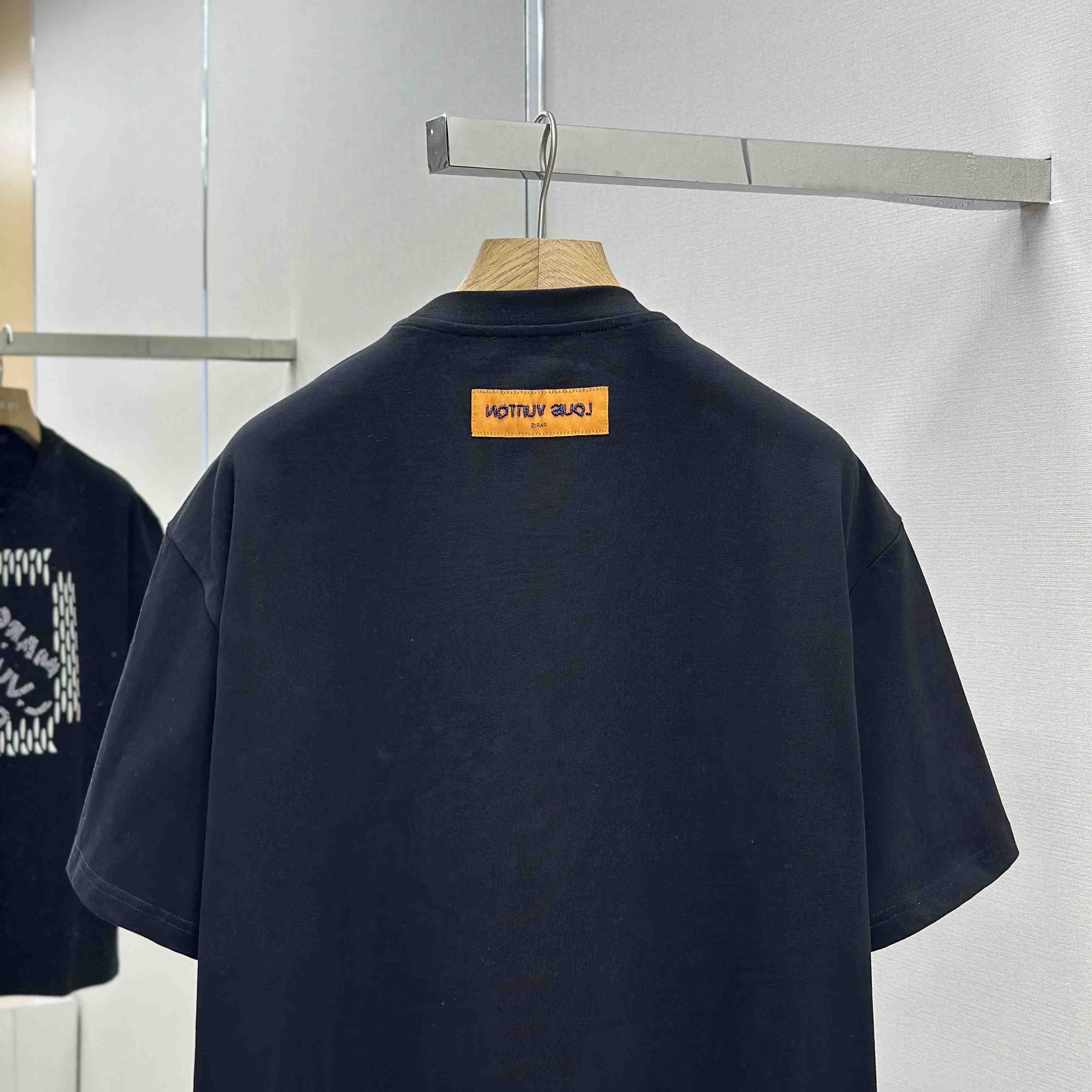 Louis Vuitton Embroidered Signature Cotton T-Shirt   1AFJFK - EUR FASHION