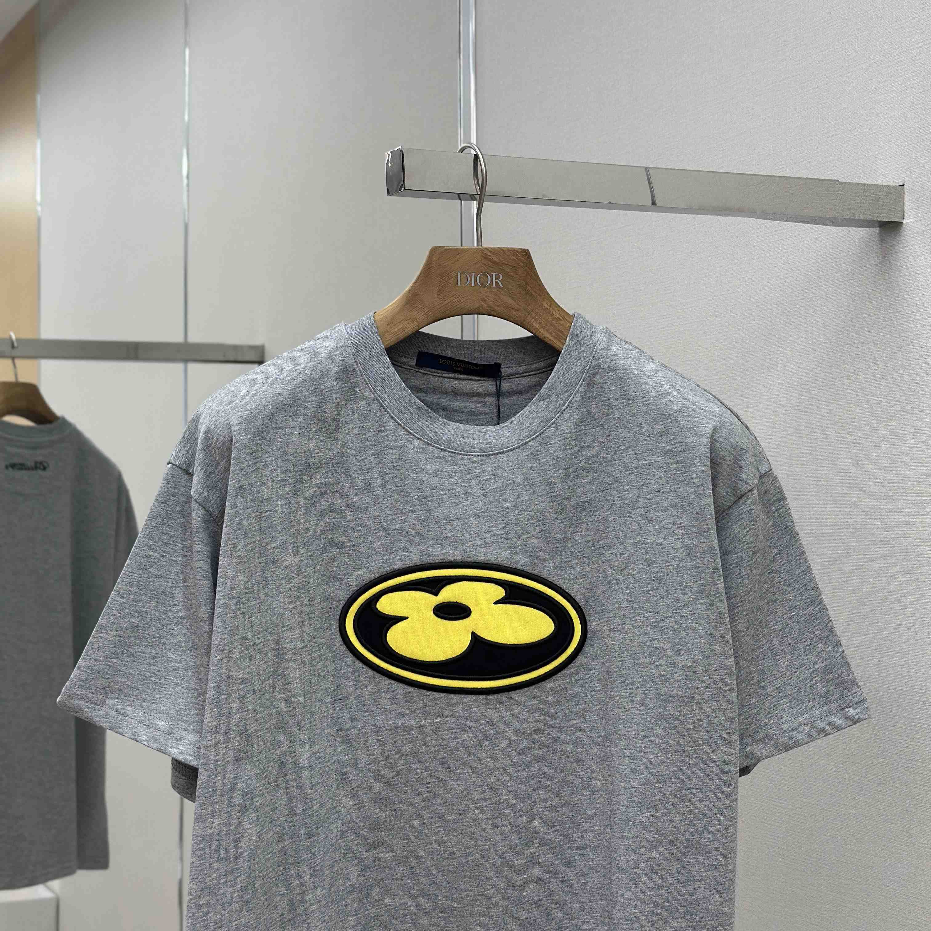 Louis Vuitton Graphic Patch T-Shirt   1AIMMH - EUR FASHION