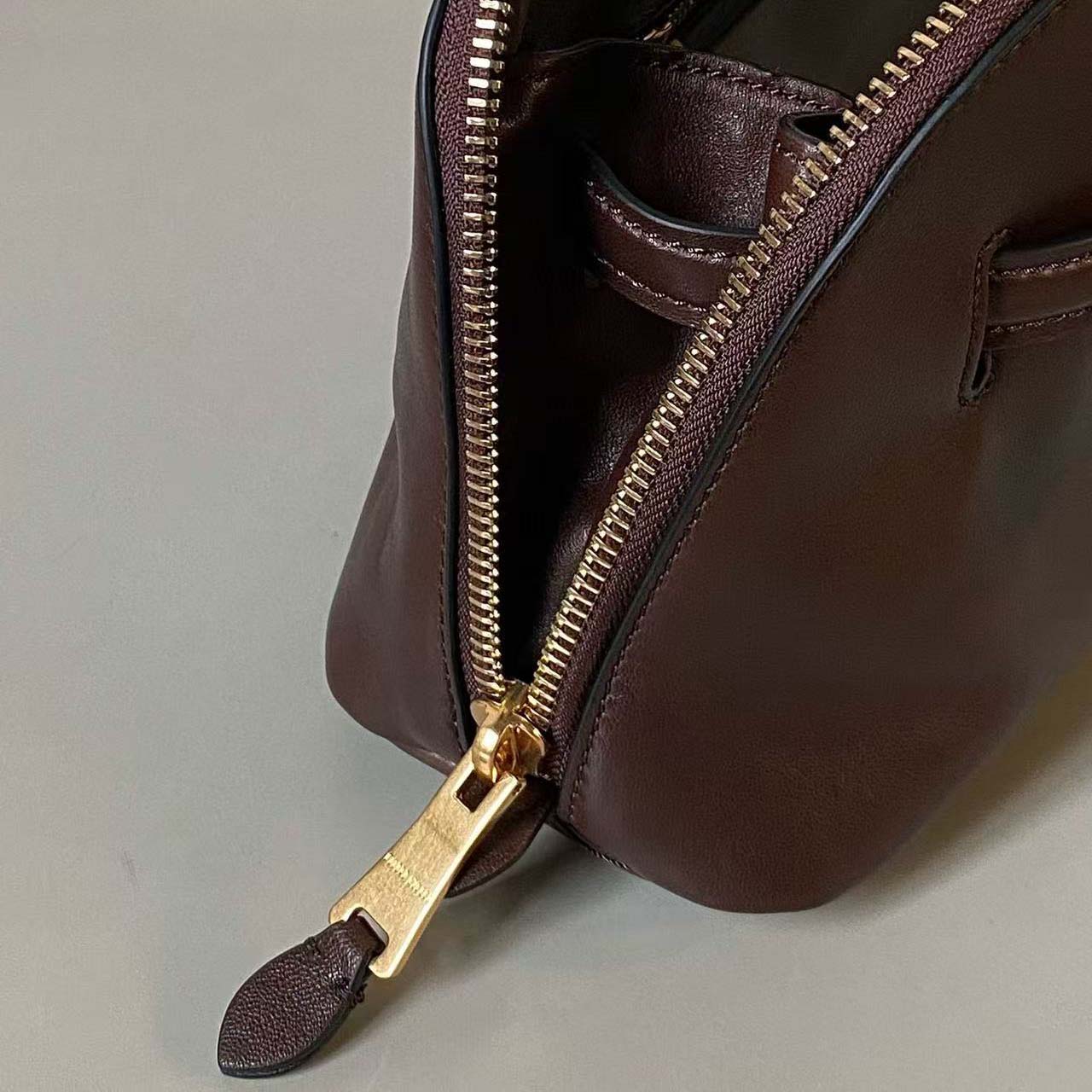Miu Miu Aventure Leather Tote Bag   33cm - EUR FASHION
