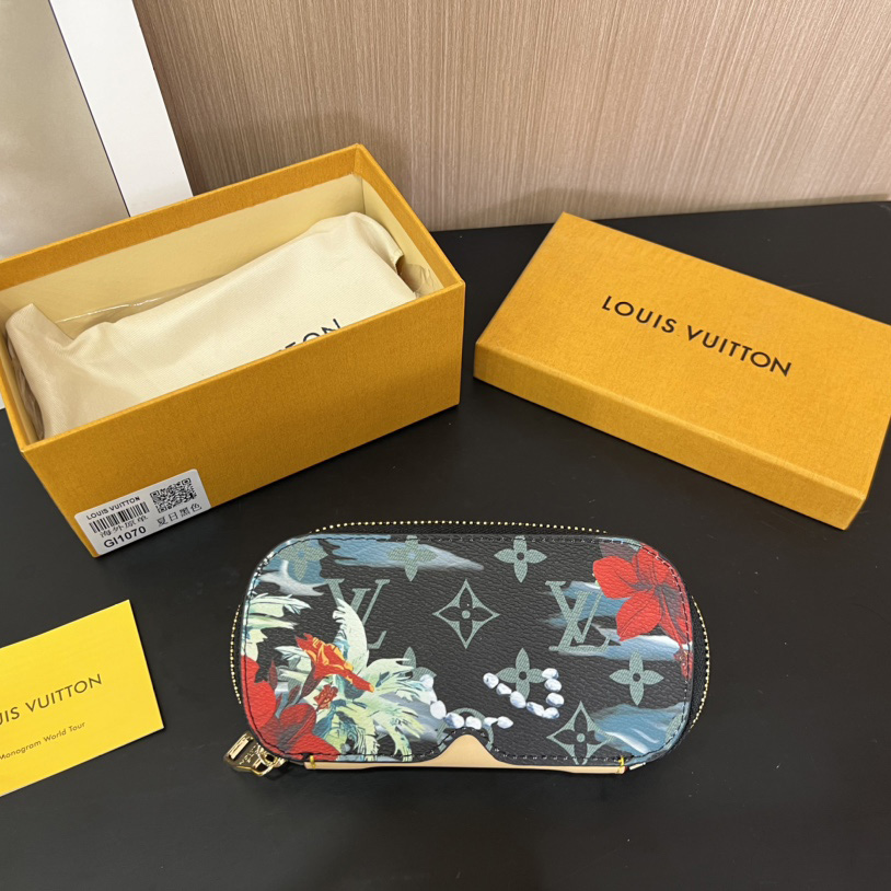 Louis Vuitton Sunglasses Pouch - EUR FASHION