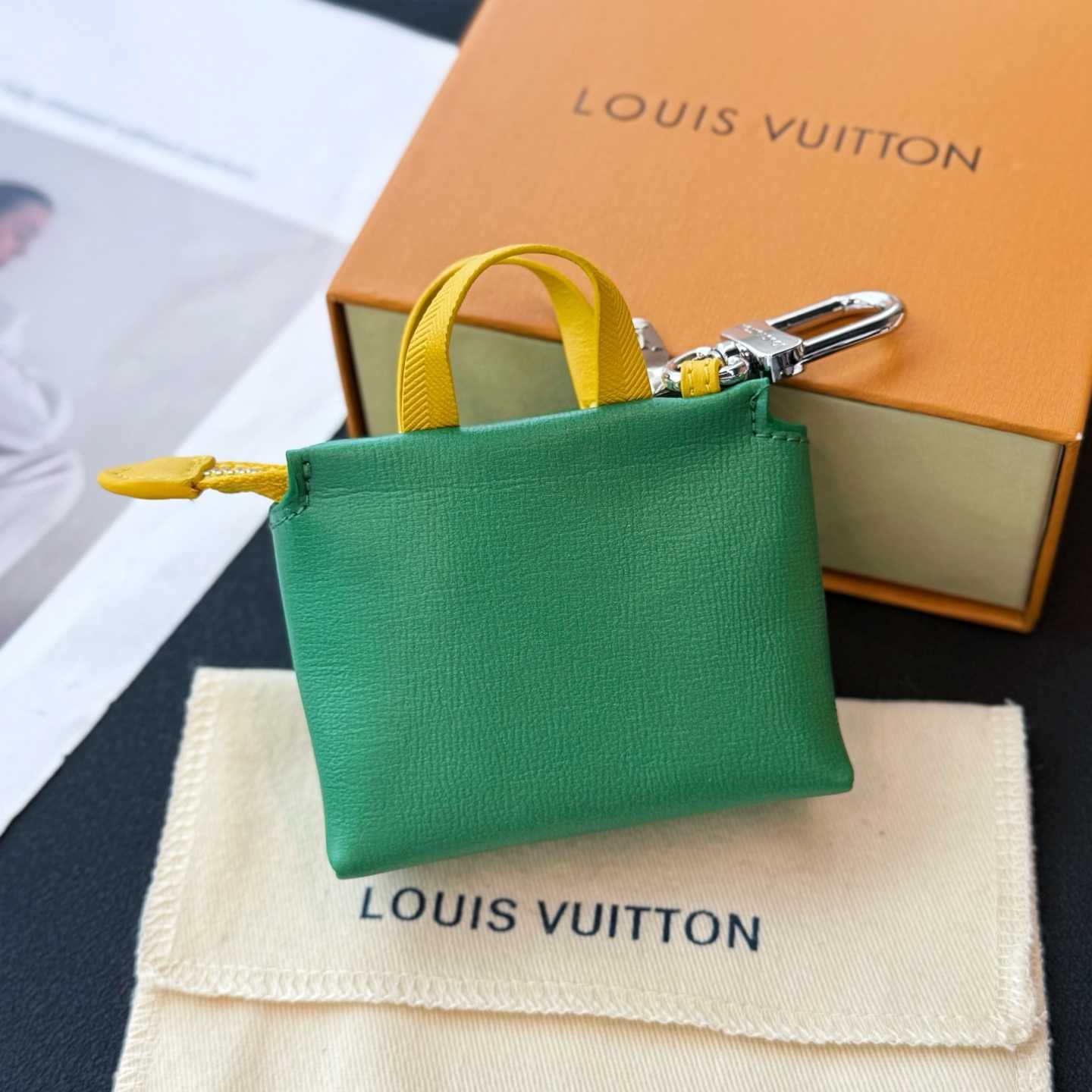 Louis Vuitton LV Mini Shopper Bag Charm    - EUR FASHION