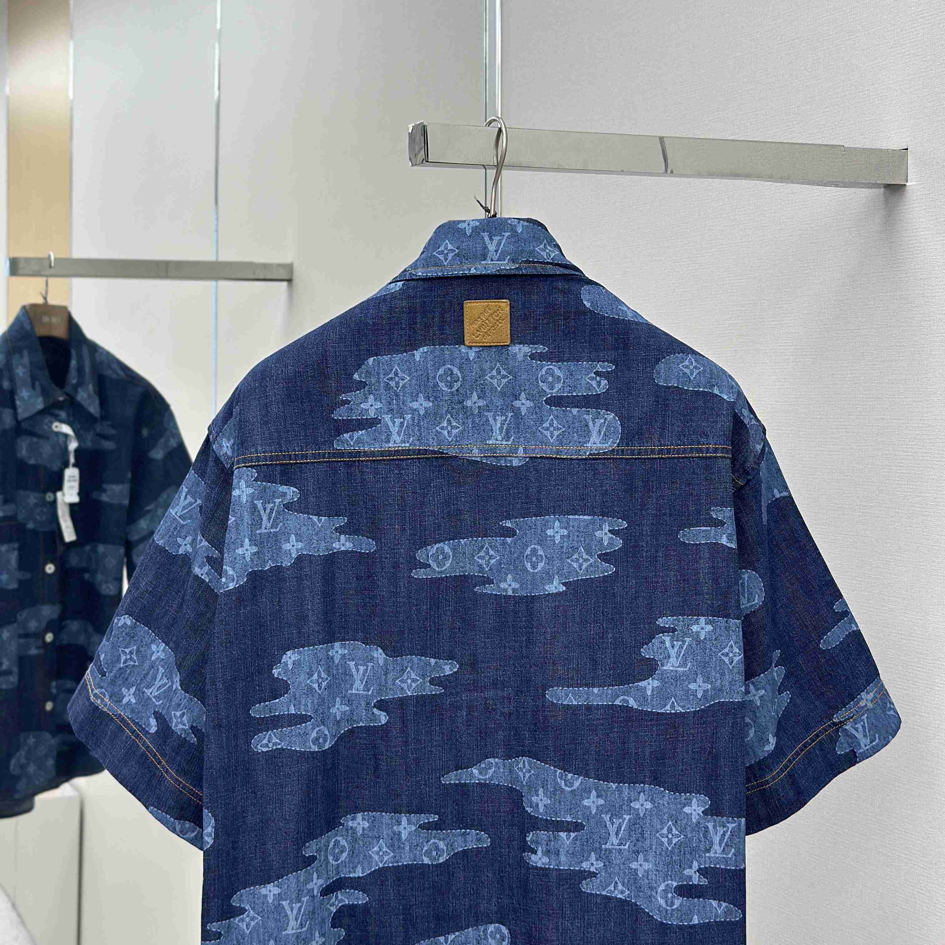 Louis Vuitton Monogram Short-Sleeved Chambray Shirt   1AIMJ8 - EUR FASHION