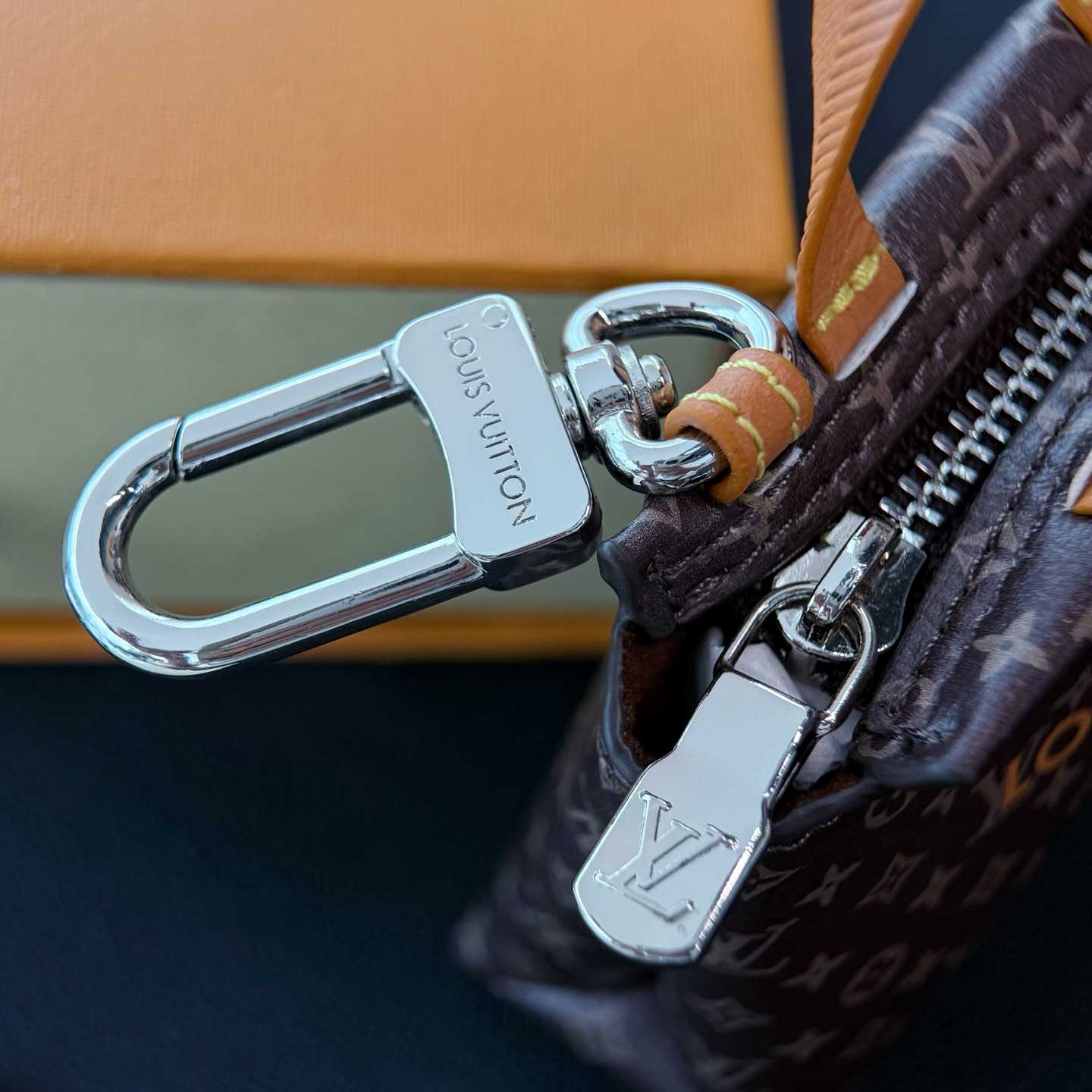 Louis Vuitton LV Mini Shopper Bag Charm    - EUR FASHION