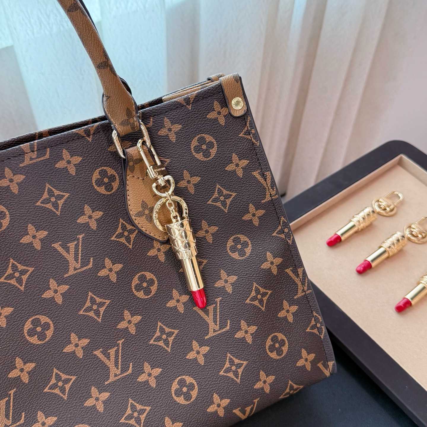Louis Vuitton LV Lipstick Bag Charm   M03006 - EUR FASHION