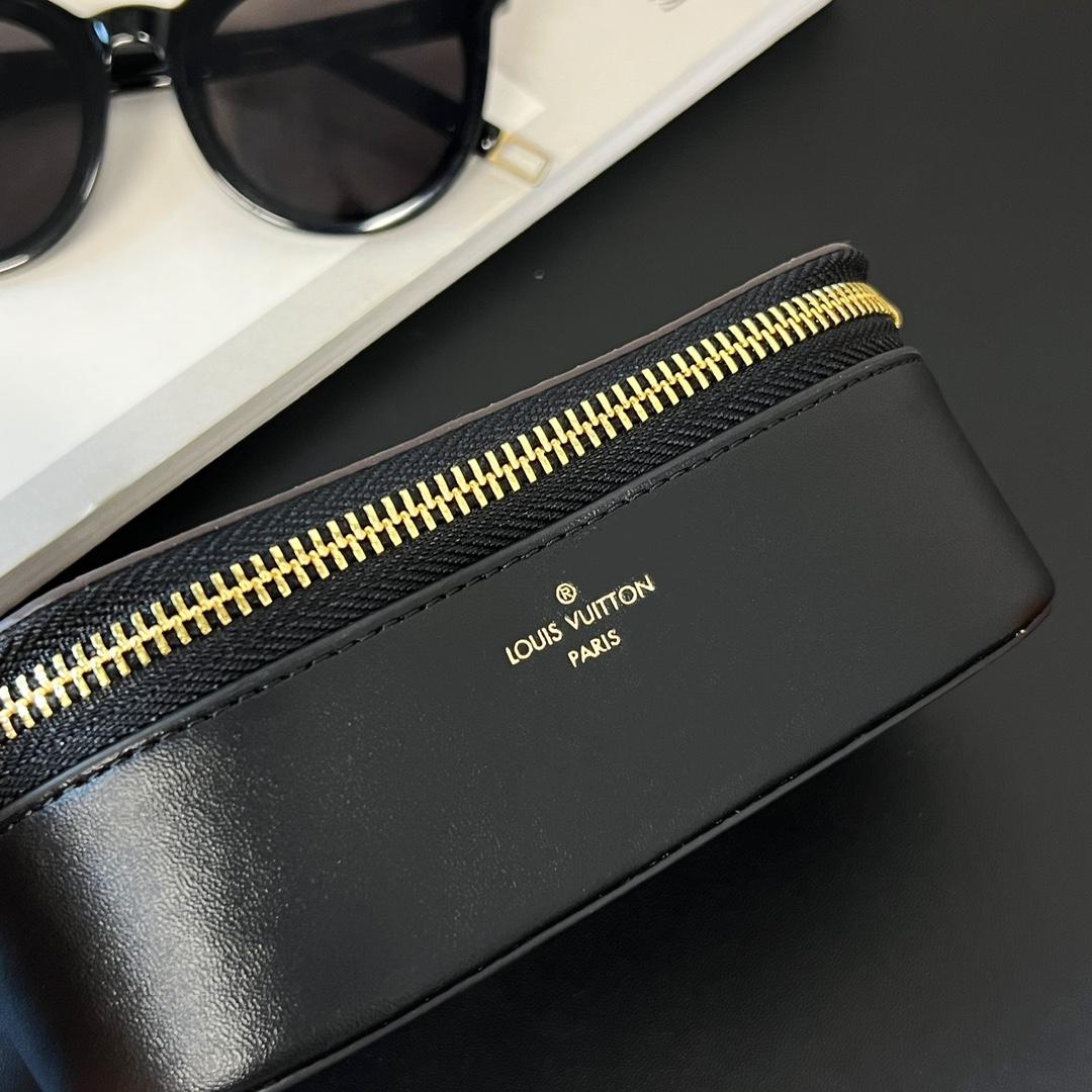 Louis Vuitton Sunglasses Pouch - EUR FASHION
