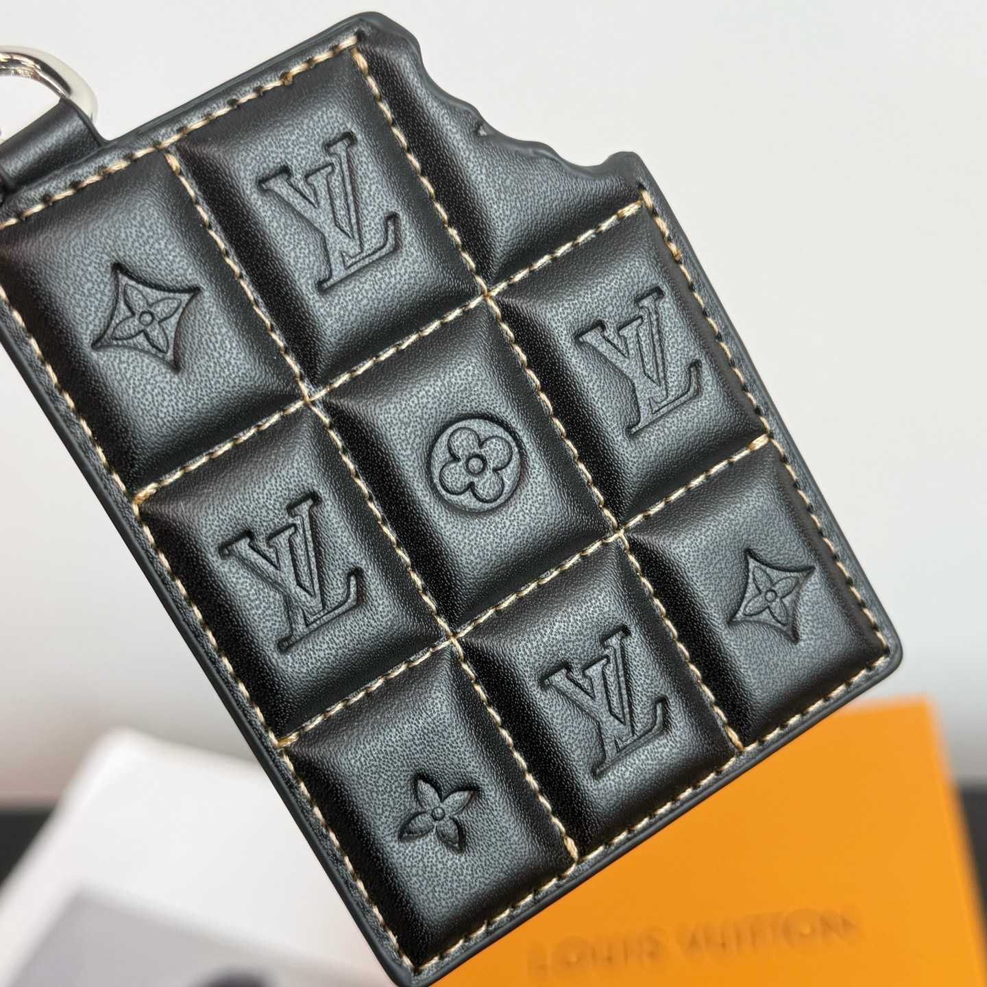Louis Vuitton LV Chocolate Bar Figurine Key Holder And Bag Charm   M01478 - EUR FASHION
