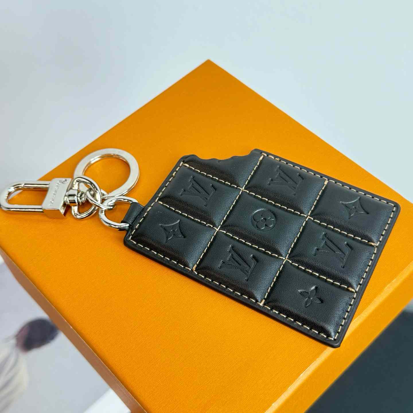Louis Vuitton LV Chocolate Bar Figurine Key Holder And Bag Charm   M01478 - EUR FASHION