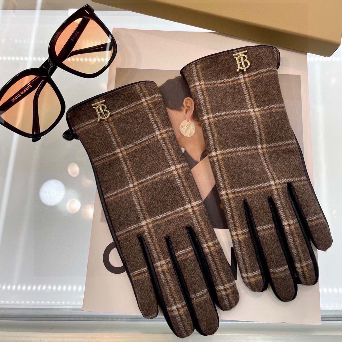 Burberry Gloves  - EUR FASHION