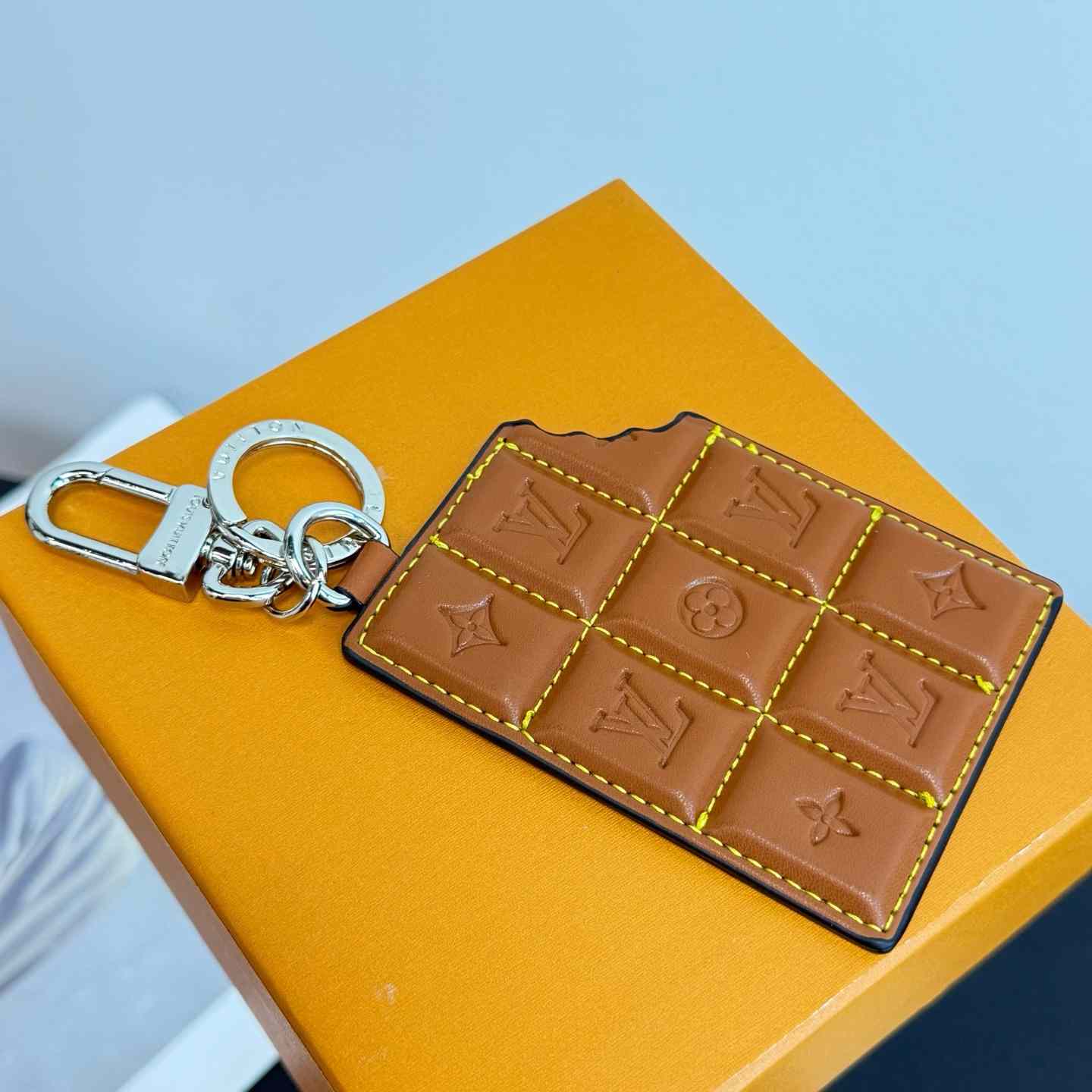 Louis Vuitton LV Chocolate Bar Figurine Key Holder And Bag Charm   M01478 - EUR FASHION