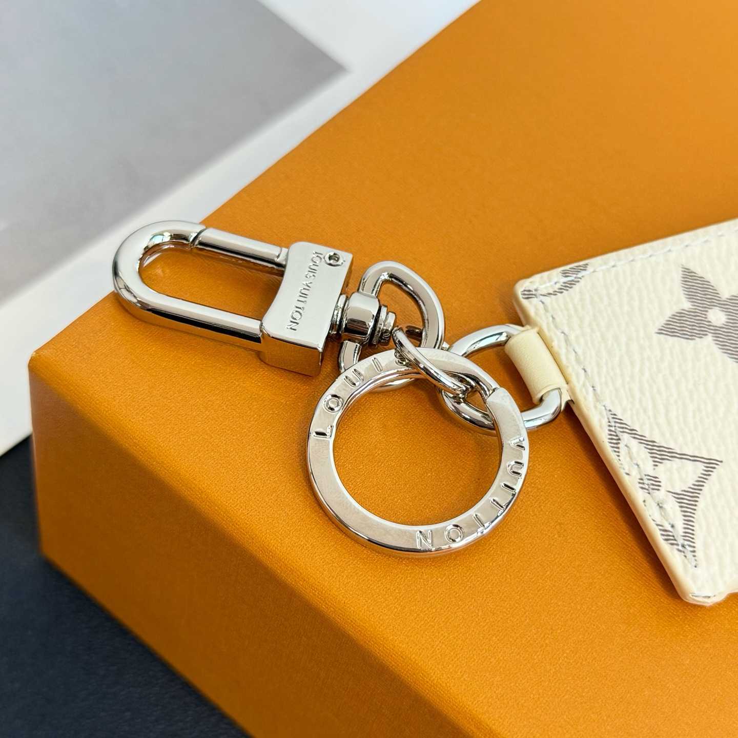Louis Vuitton LV Chocolate Bar Key Holder and Bag Charm   M02875 - EUR FASHION