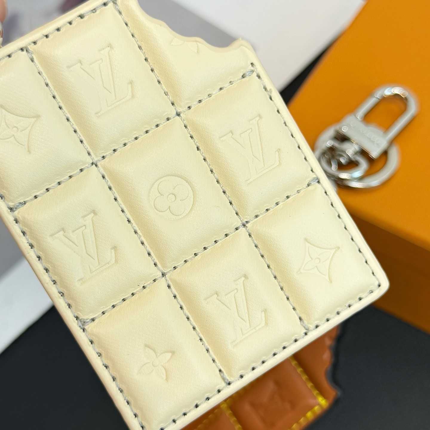 Louis Vuitton LV Chocolate Bar Key Holder and Bag Charm   M02875 - EUR FASHION