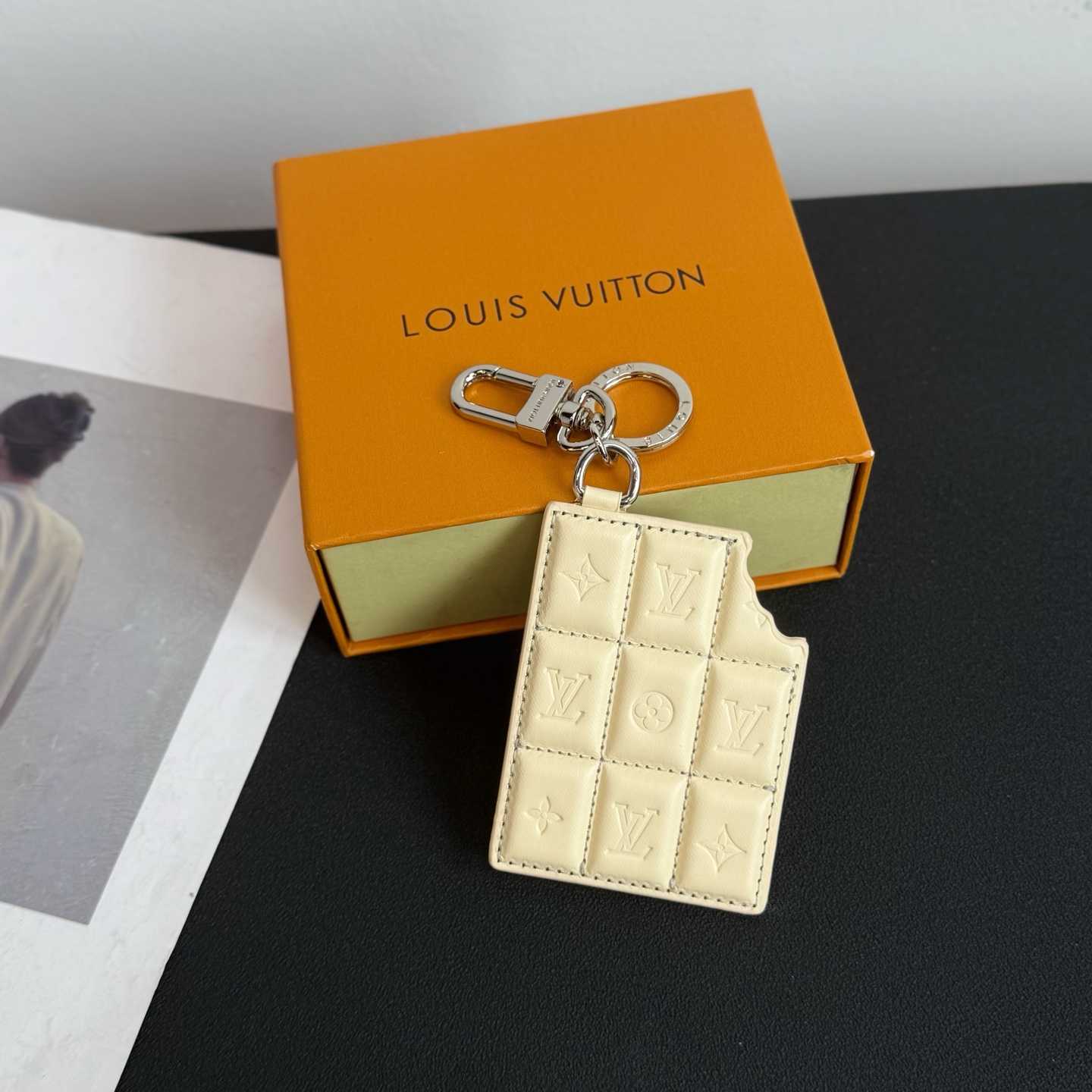 Louis Vuitton LV Chocolate Bar Key Holder and Bag Charm   M02875 - EUR FASHION