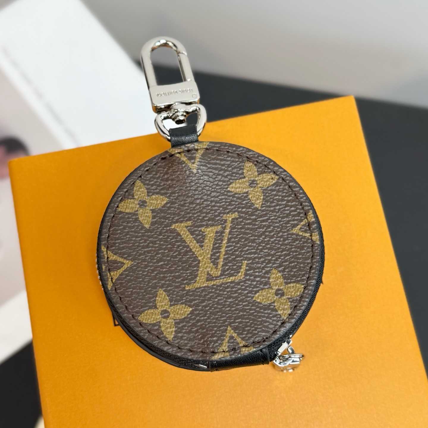 Louis Vuitton LV Donut Bag Charm    - EUR FASHION