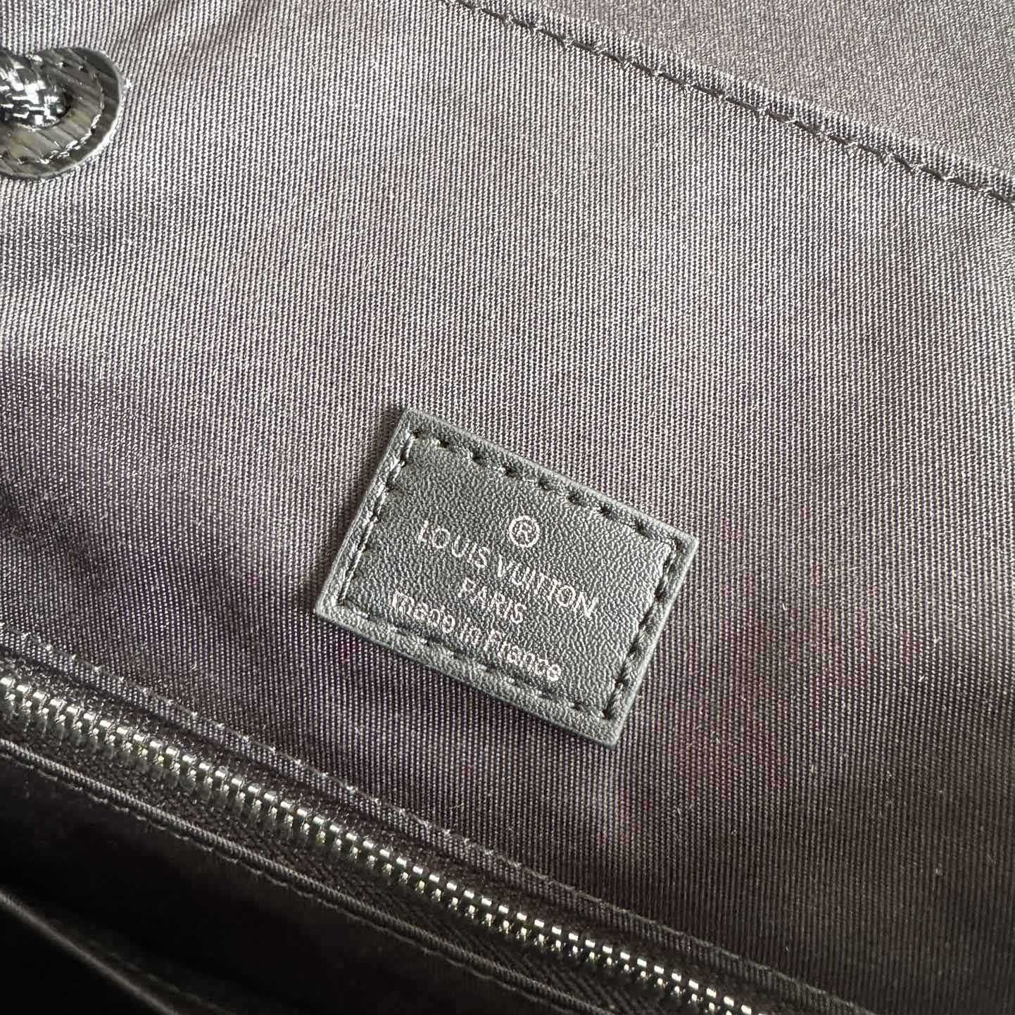 Louis Vuitton Christopher MM      M24326 - EUR FASHION