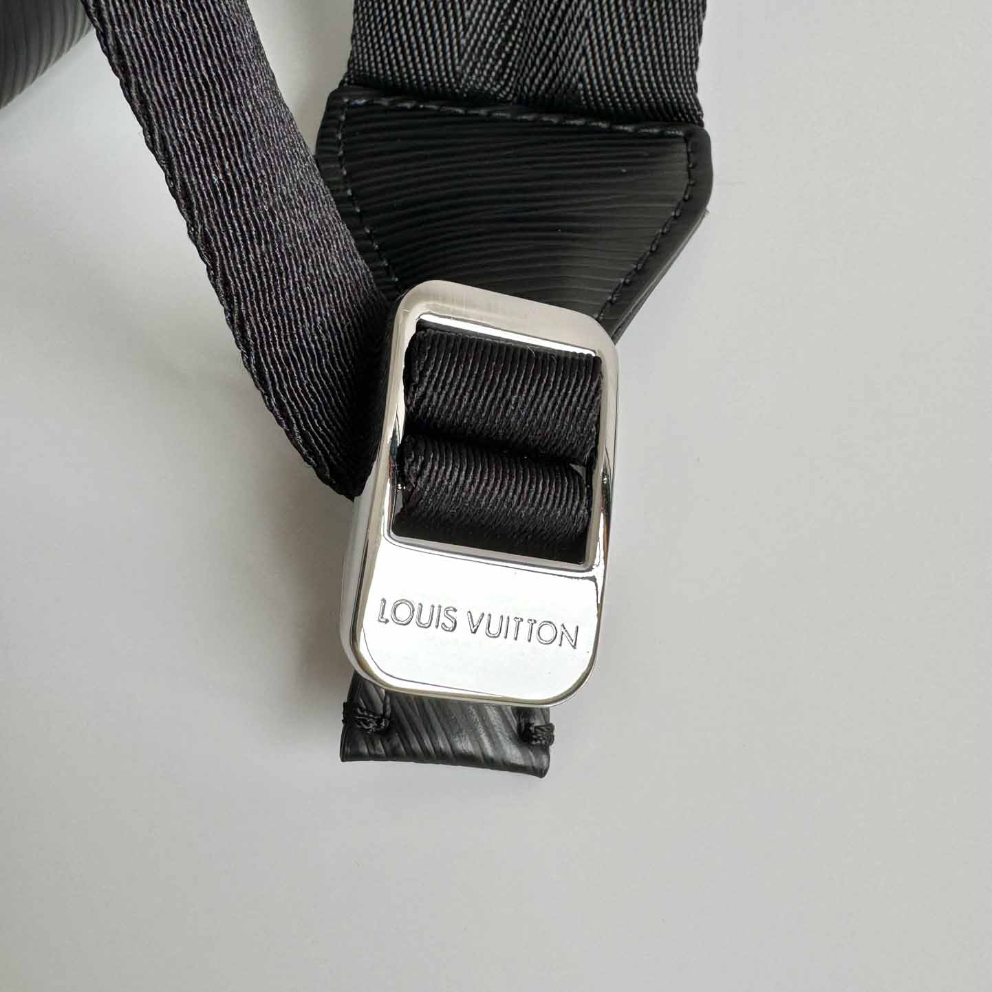 Louis Vuitton Christopher MM      M24326 - EUR FASHION
