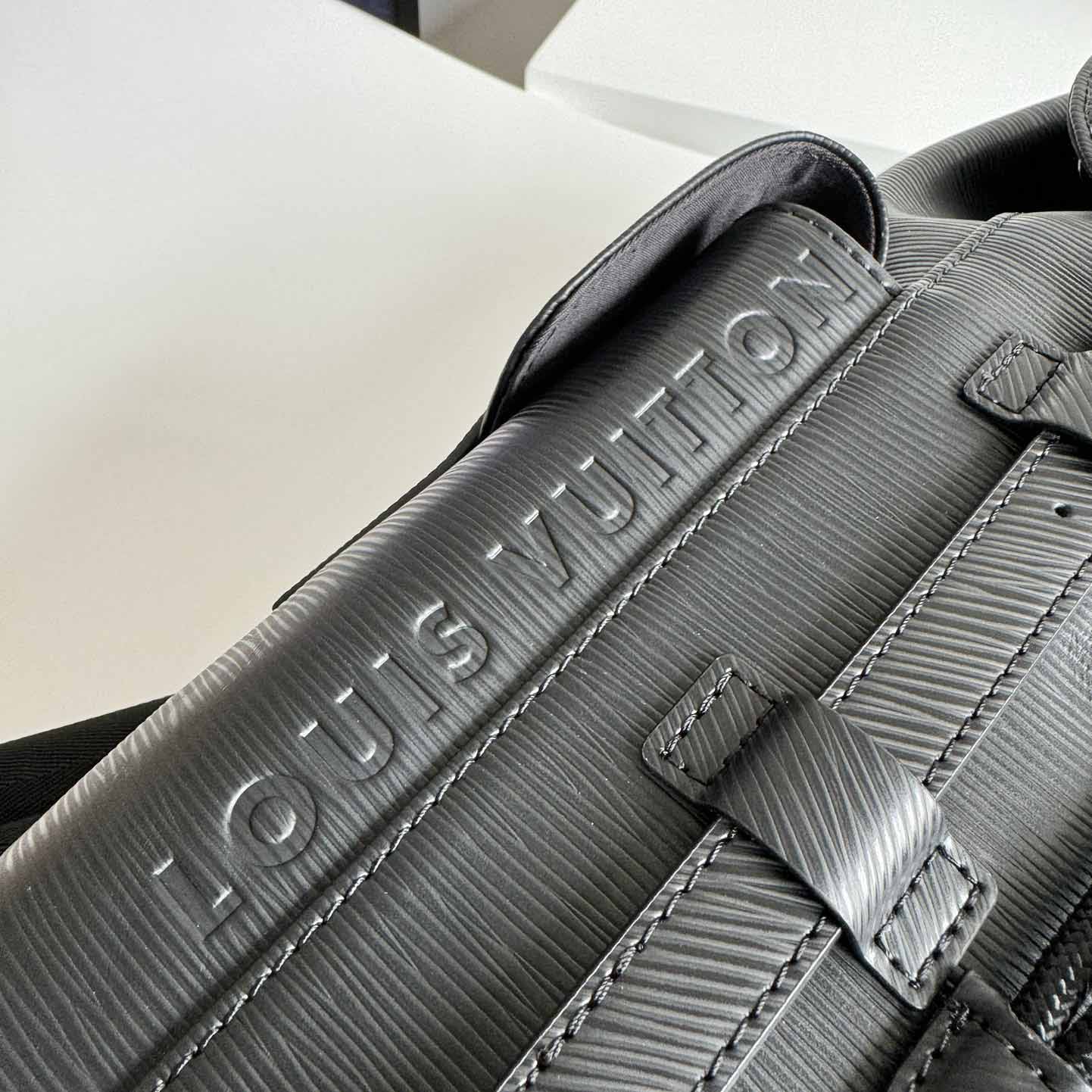 Louis Vuitton Christopher MM      M24326 - EUR FASHION