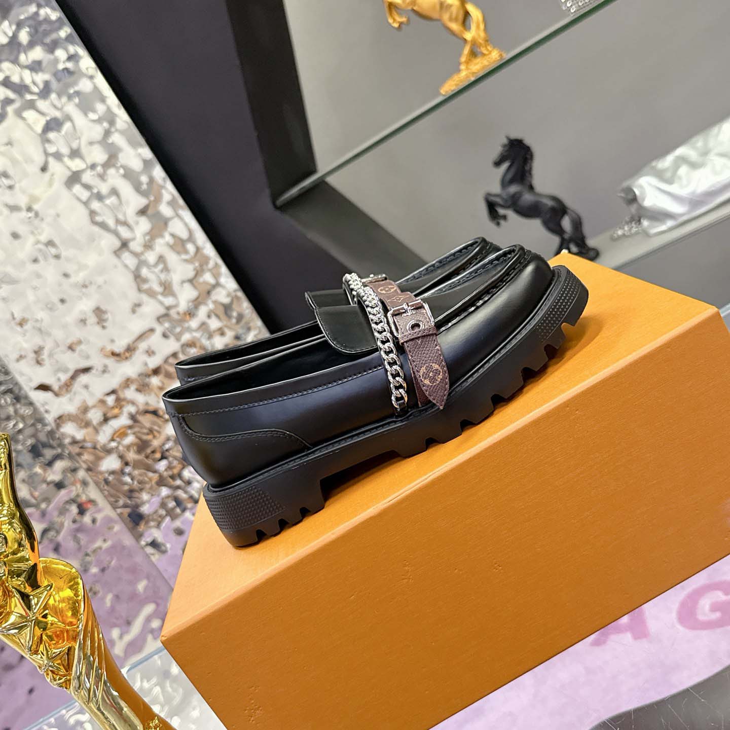 Louis Vuitton District Flat Loafer   1AICBZ - EUR FASHION