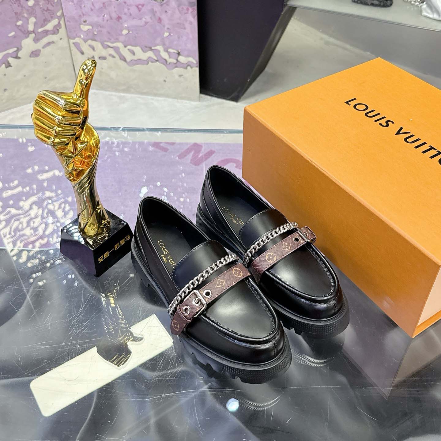 Louis Vuitton District Flat Loafer   1AICBZ - EUR FASHION