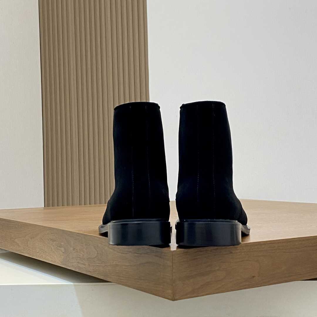 Gucci Men's Suede Lace-Up Boots - EUR FASHION