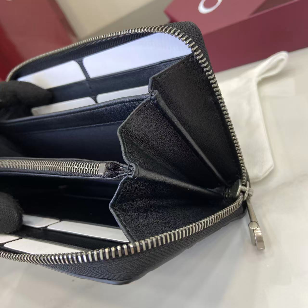 Gucci GG Emblem Zip Around Wallet - EUR FASHION