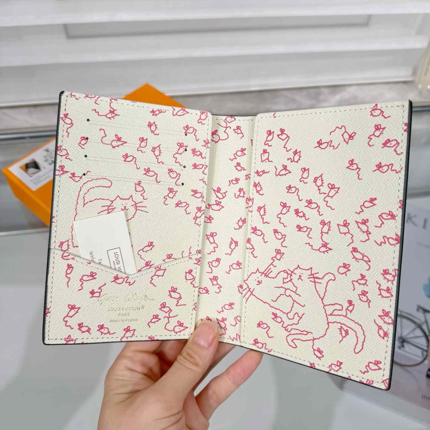 Louis Vuitton Passport Cover   M25753 - EUR FASHION