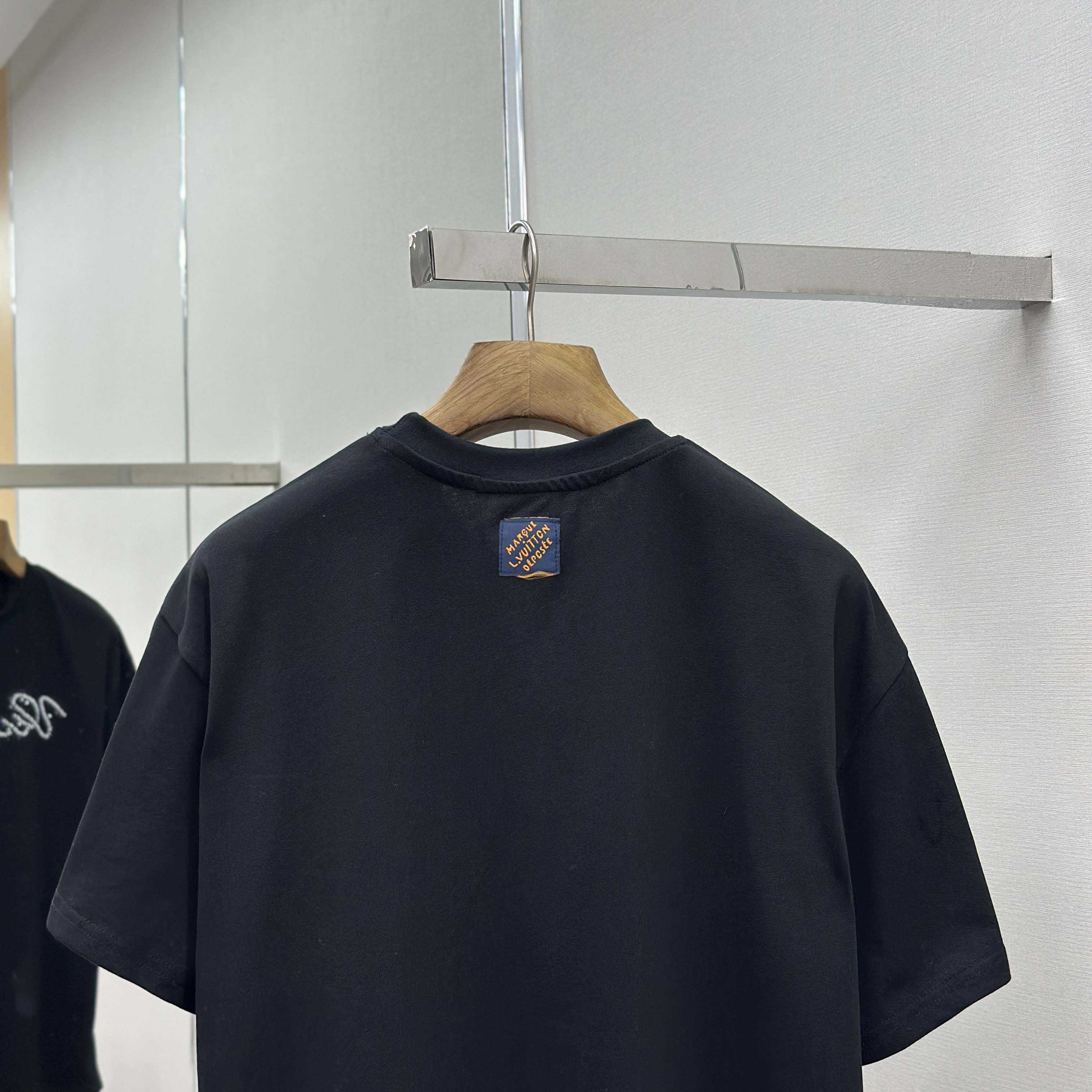 Louis Vuitton Embellished Signature Short-Sleeved T-Shirt   1AJCFH - EUR FASHION