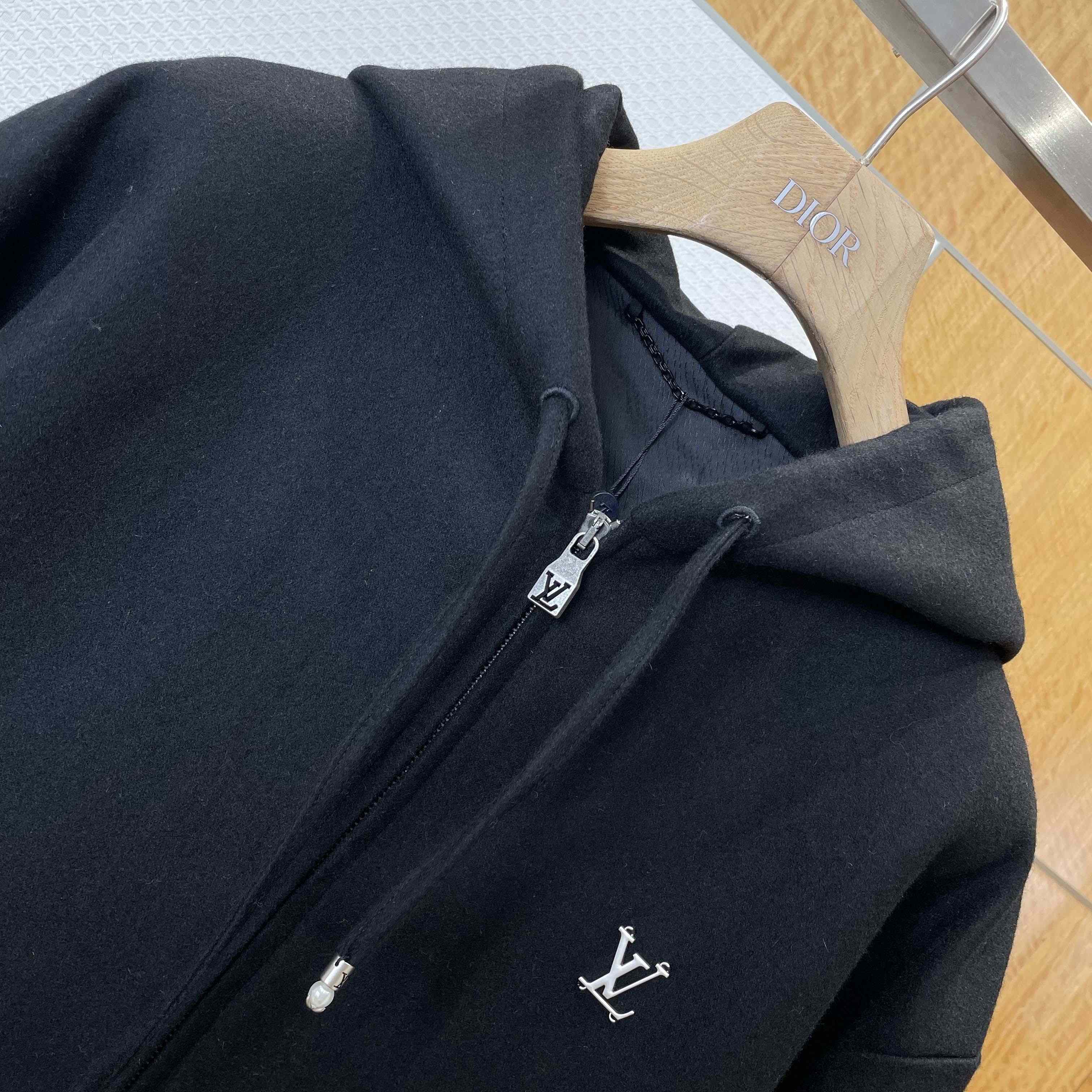 Louis Vuitton Tailored Technical Wool Hooded Blouson   1AIWFA - EUR FASHION