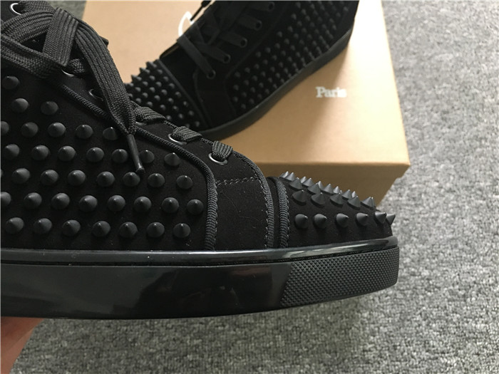 Limitierte Version: Christian Louboutin Louis Spikes schwarze Orlato-Wildleder-Sneaker - EUR FASHION