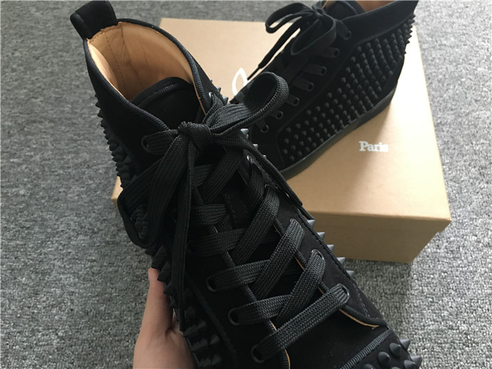 Limitierte Version: Christian Louboutin Louis Spikes schwarze Orlato-Wildleder-Sneaker - EUR FASHION