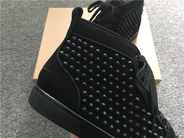 Limitierte Version: Christian Louboutin Louis Spikes schwarze Orlato-Wildleder-Sneaker - EUR FASHION