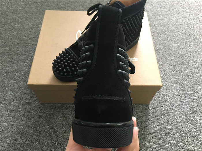 Limitierte Version: Christian Louboutin Louis Spikes schwarze Orlato-Wildleder-Sneaker - EUR FASHION
