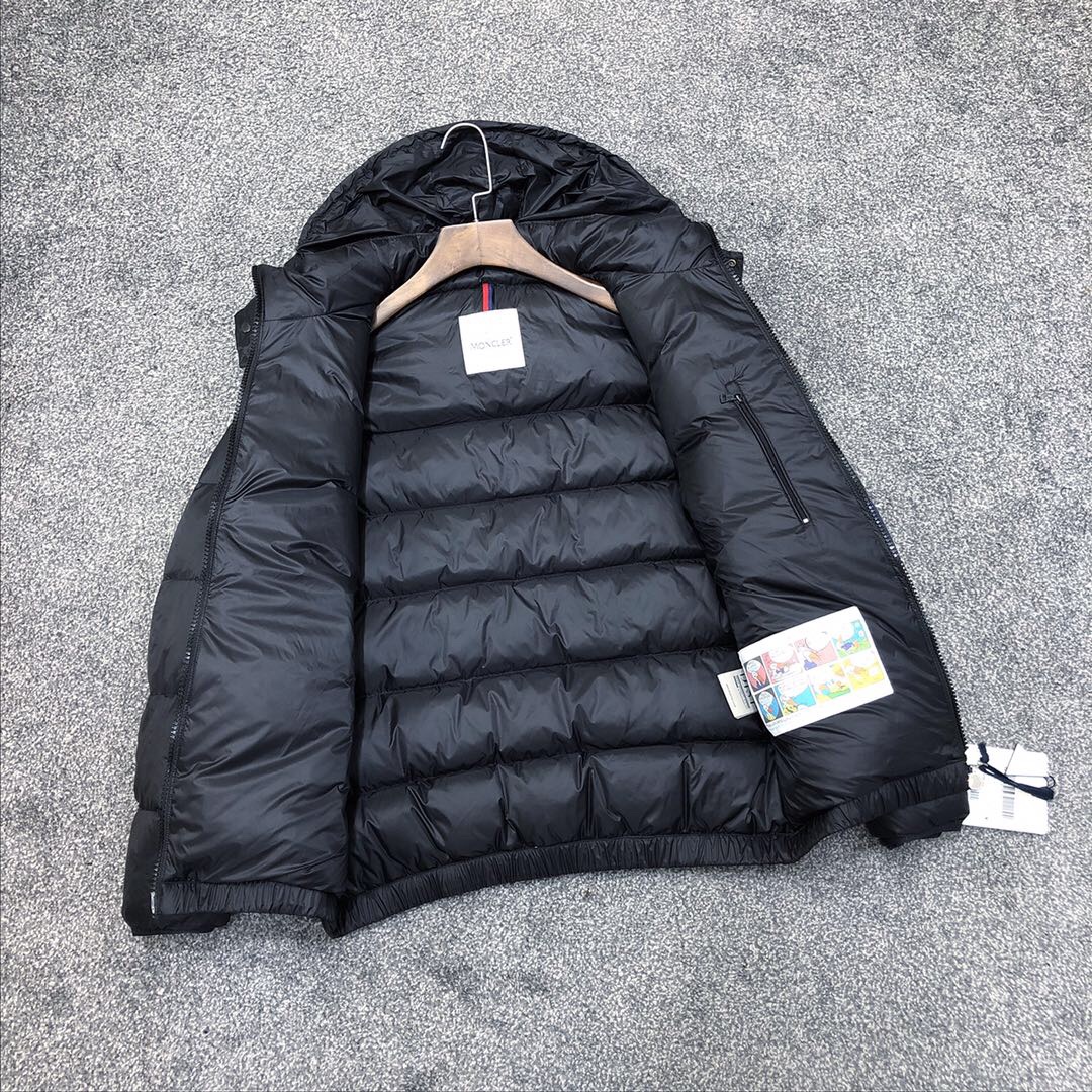 Schwarze Daunenjacke von Moncler - EUR FASHION