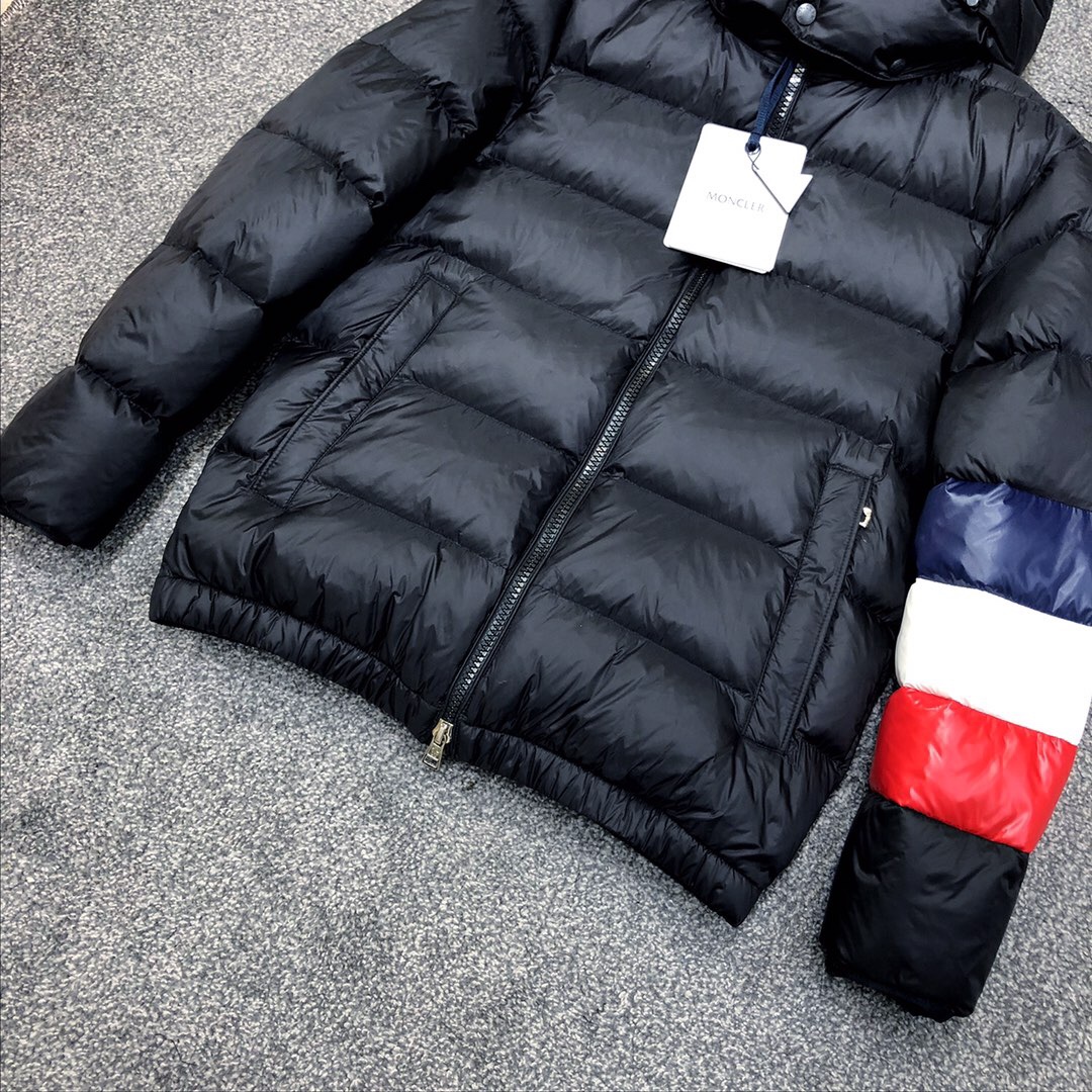 Schwarze Daunenjacke von Moncler - EUR FASHION