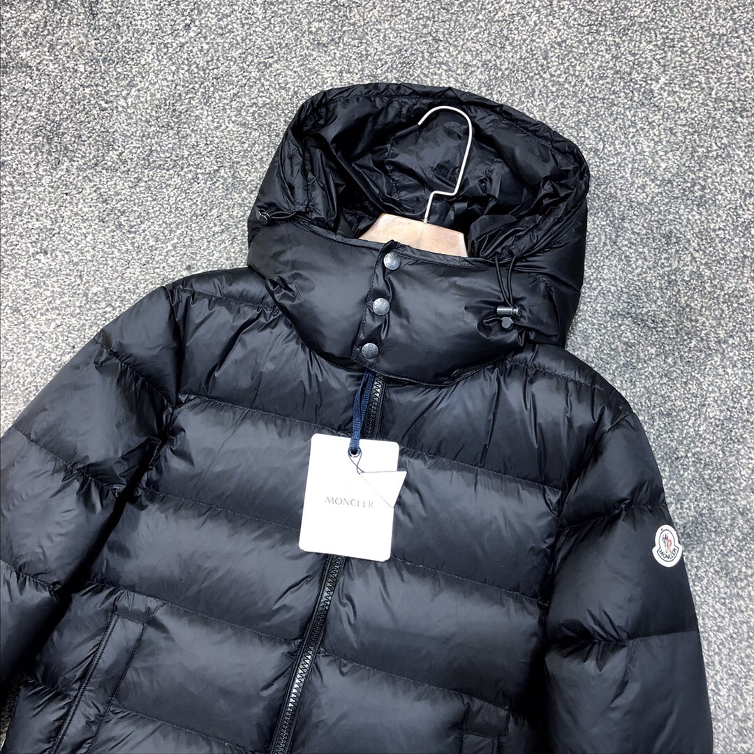 Schwarze Daunenjacke von Moncler - EUR FASHION