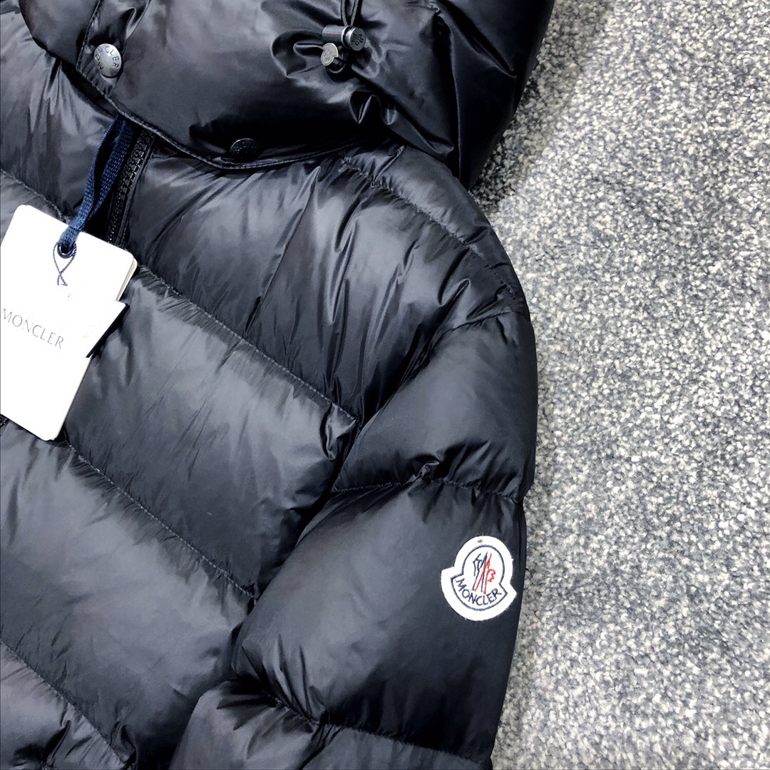 Schwarze Daunenjacke von Moncler - EUR FASHION