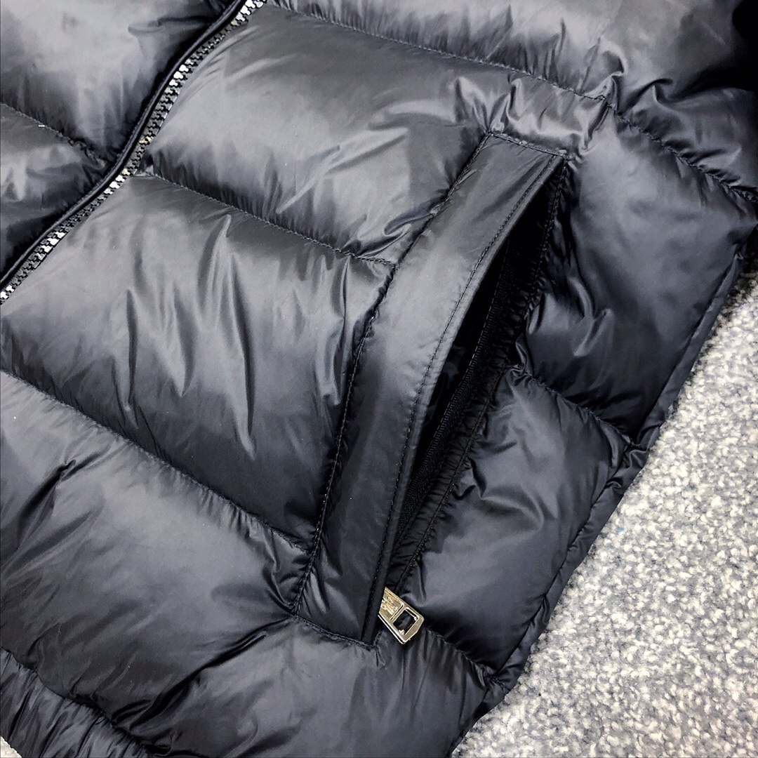 Schwarze Daunenjacke von Moncler - EUR FASHION