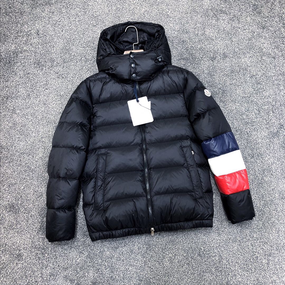 Schwarze Daunenjacke von Moncler - EUR FASHION