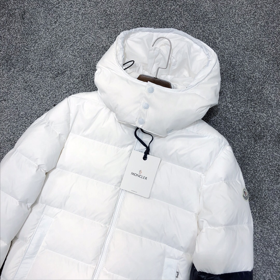 Weiße Daunenjacke von Moncler - EUR FASHION