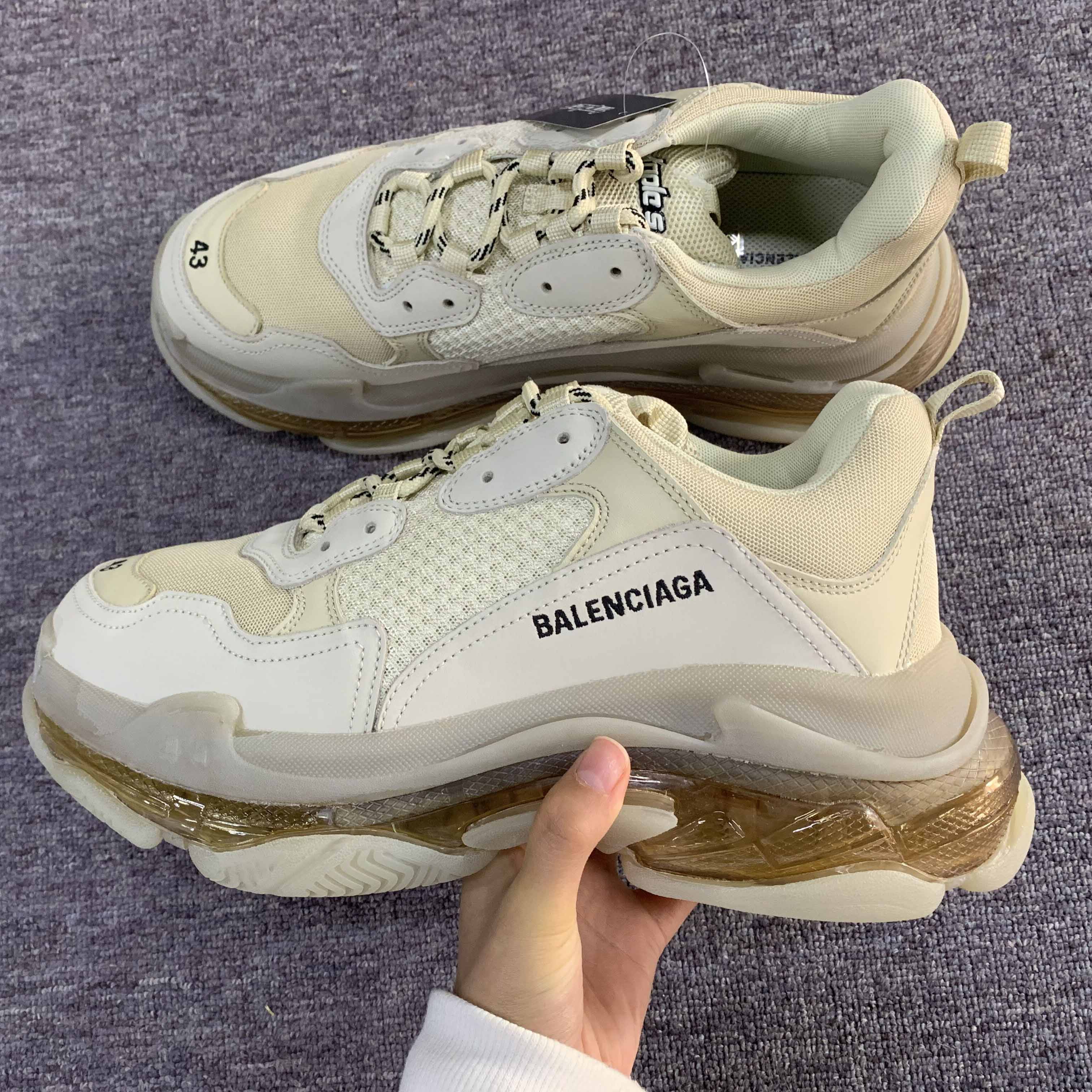 Balenciaga Triple S Low-Top-Trainer in gebrochenem Weiß - EUR FASHION