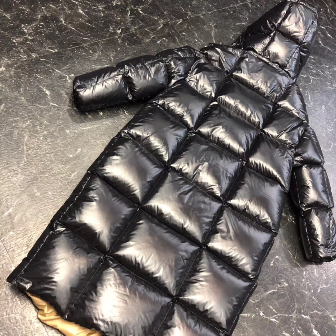 Schwarze lange Daunenjacke von Moncler - EUR FASHION