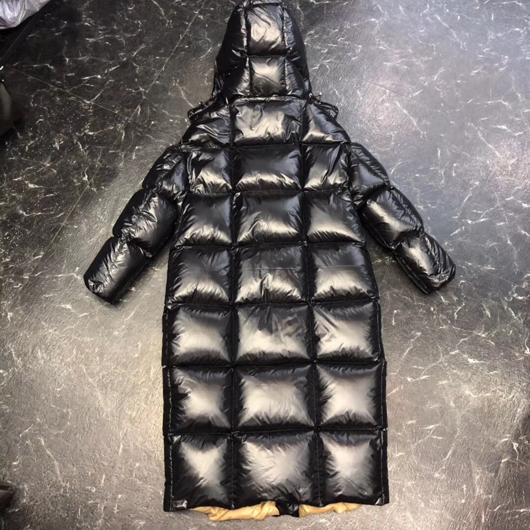 Schwarze lange Daunenjacke von Moncler - EUR FASHION