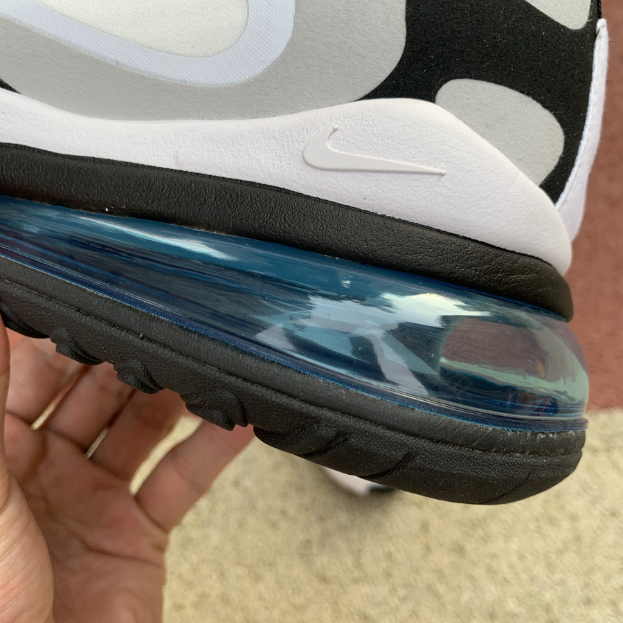 Nike Air Max 270 React in Himmelblau hervorgehoben - EUR FASHION