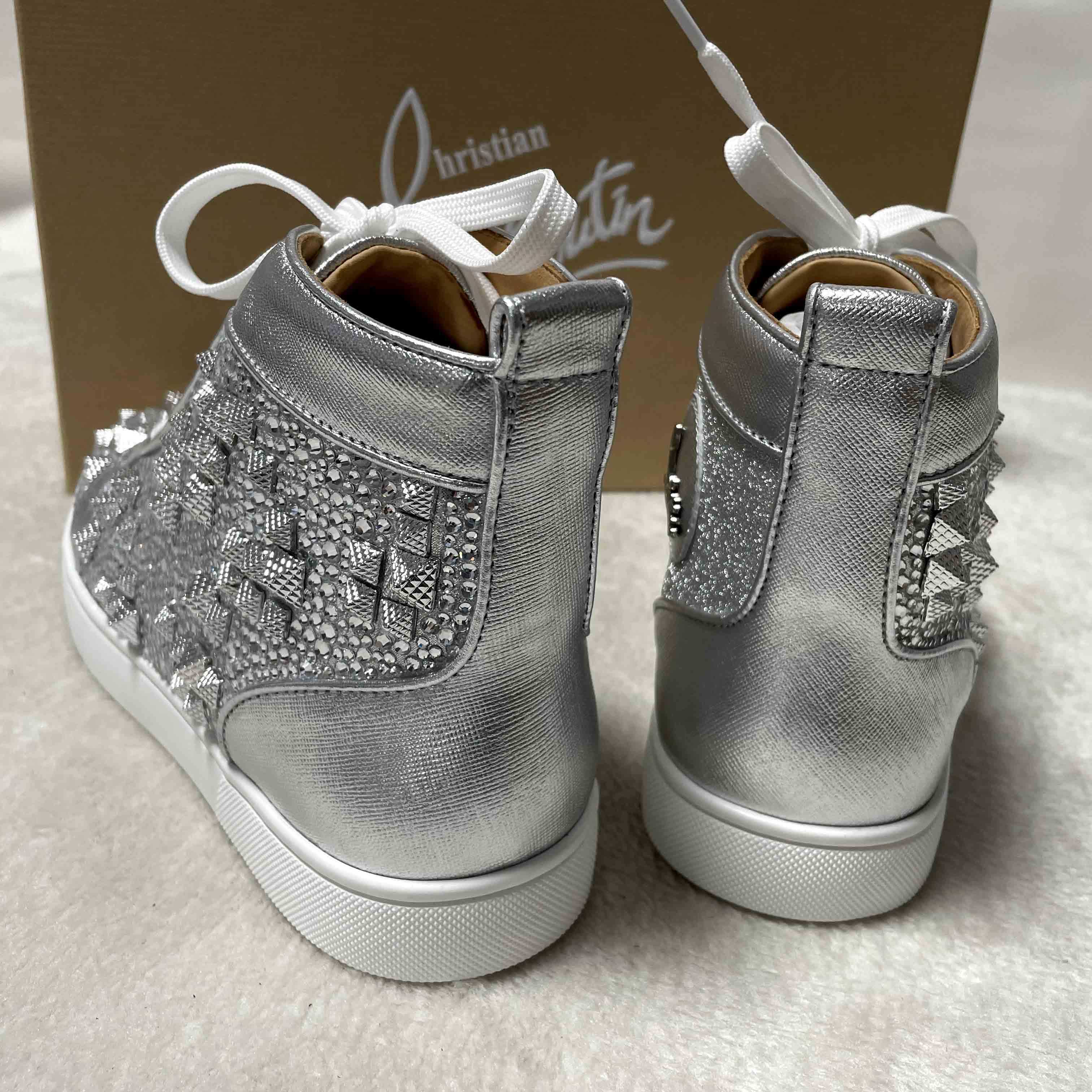 Christian Louboutin Herren-High-Top-Sneaker aus Metallic-Leder mit Nieten - EUR FASHION