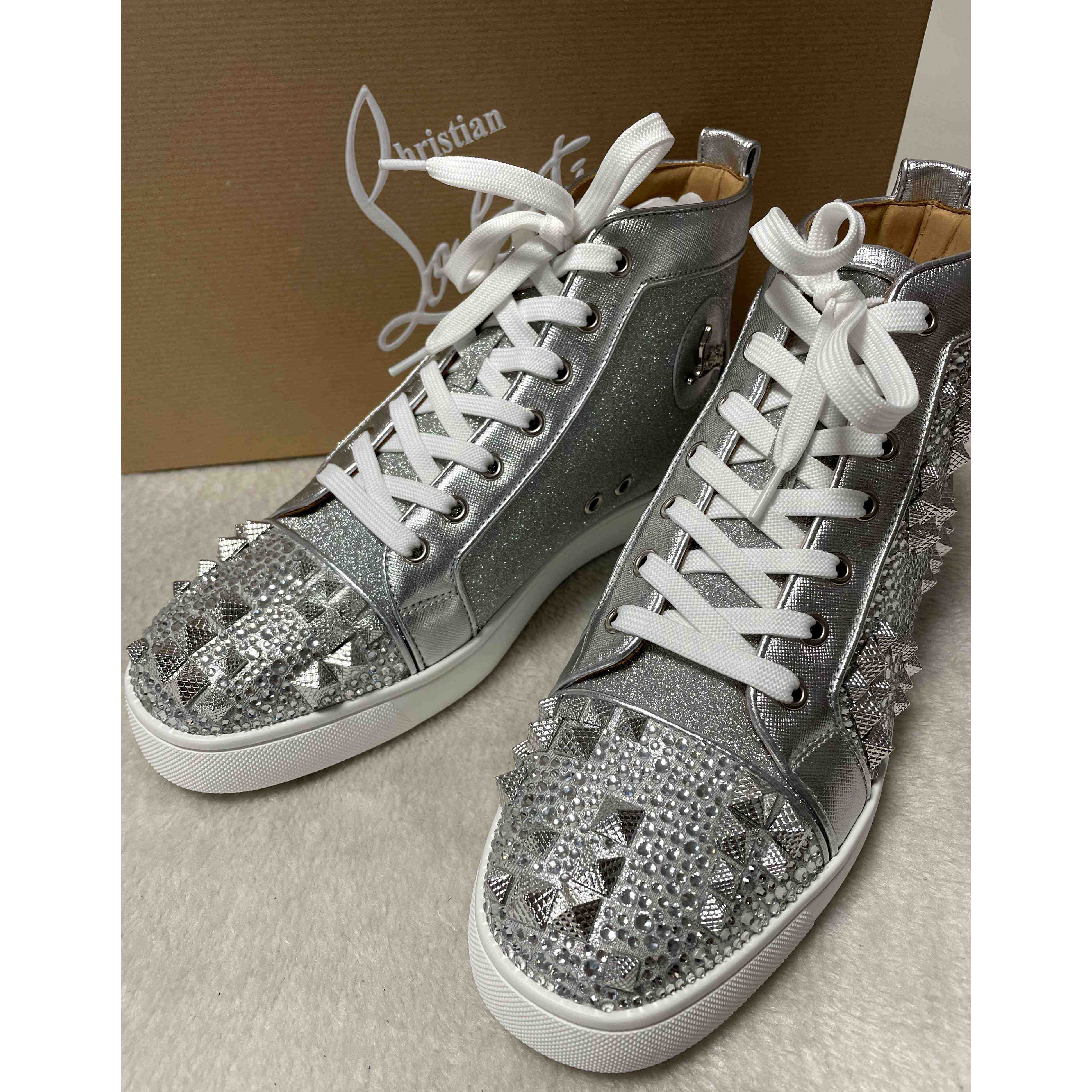 Christian Louboutin Herren-High-Top-Sneaker aus Metallic-Leder mit Nieten - EUR FASHION